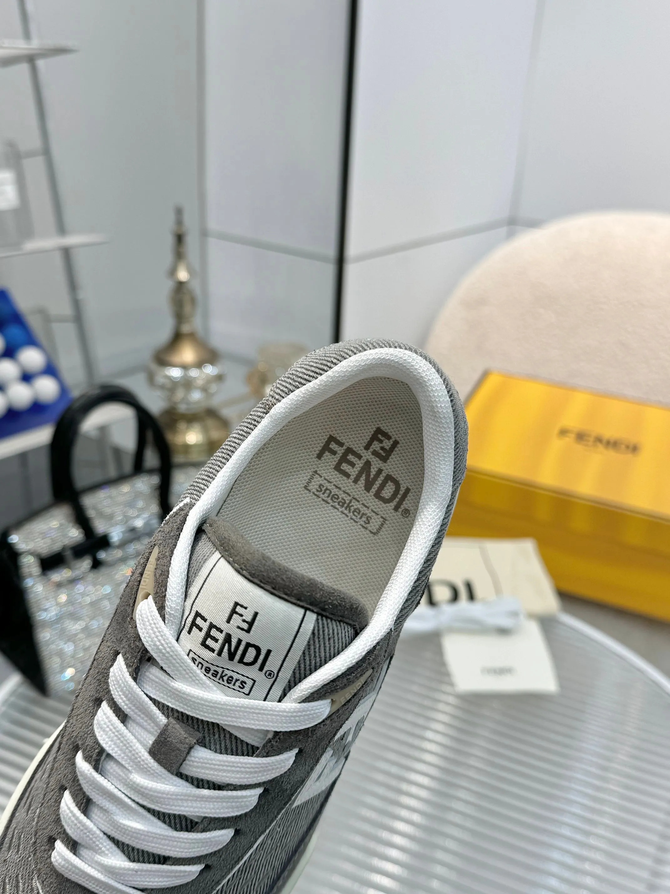 p620🐮🐮New❤Top super A version💯 Fendi Fendi 2025 New Year's King Explosive Style🔥 Many💑stars have the same style FD match. Original purchase for RMB14440. One to one replica. Designer Kim Jones's first sneaker fendi match and Donkey brand Trainer basketball sneakers, fresh blood injection and FF retro design It combines fashion and super comfort. [Wise] Whoever doesn’t grab it will regret it [There are many shoe uppers on the market with different color matching and cut corners in workmanship. The color matching and craftsmanship of my shoe upper are absolutely the same as the genuine products at the counter. Welcome to compare. Feet: Mesh injection molding pads 🎯 Soles: Please look for the original molded multi-color TPU outsole (❌ non-rubber sole) 🎯 Size: Female 35-41 Male 38-45 🎯 Packaging: Original 1:1 matching high-end packaging 🎁